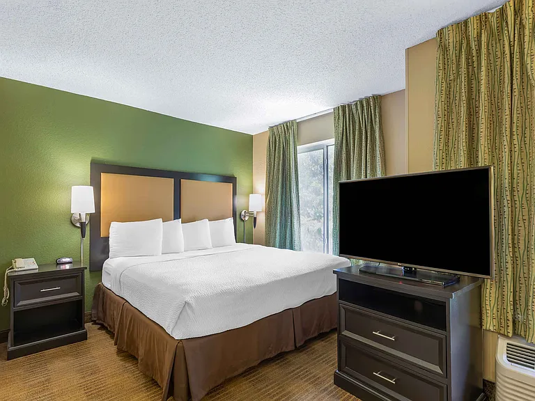 Deluxe Studio - 1 King Bed