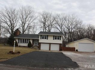 120 Country Lake Dr, Pekin, IL 61554