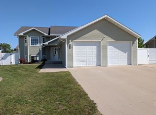 508 25th St SW, Minot, ND 58701