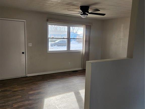 4th image of 103 E Carmel St