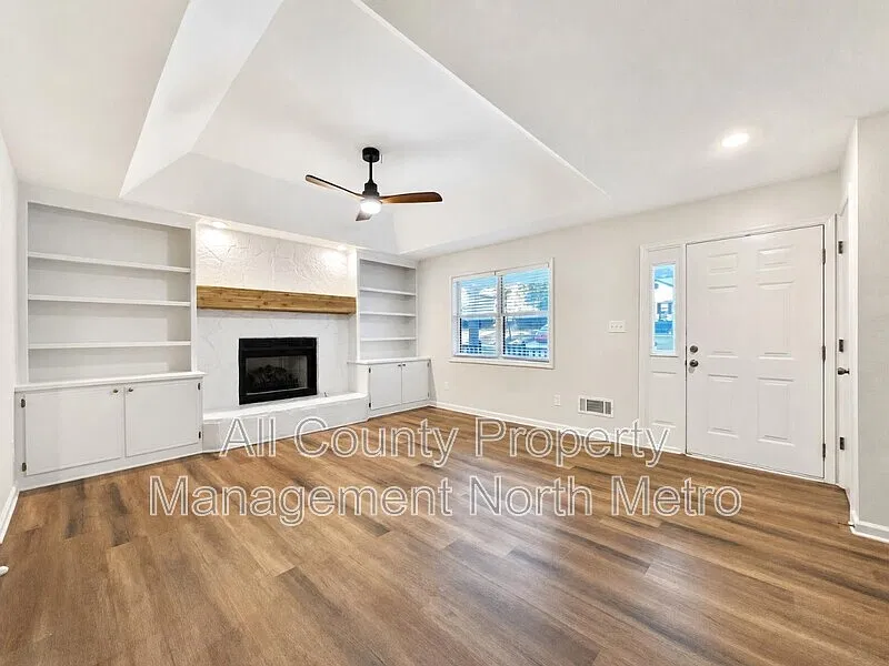 4 bed, 2.0 bath, 2336 sqft, $2,700 — Photo 2