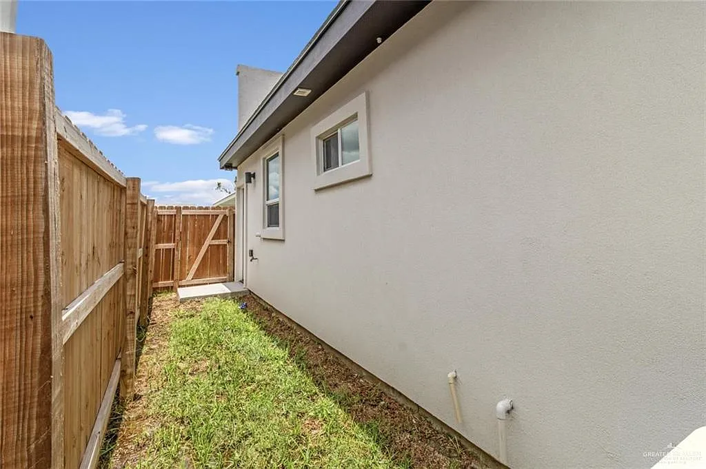 3 bed, 2.0 bath, 1064 sqft, $1,200 — Photo 3