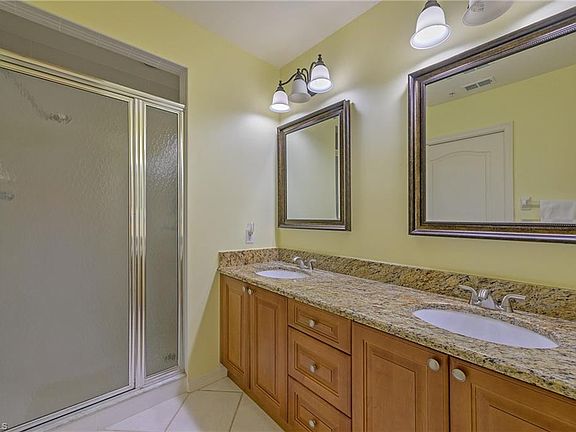 5th image of 26751 Clarkston Dr #104