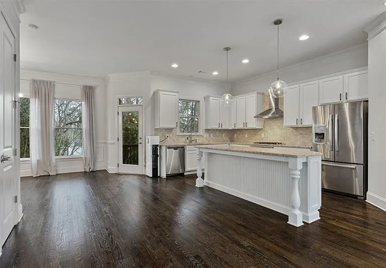 926 Canterbury Ln NE — Photo 8