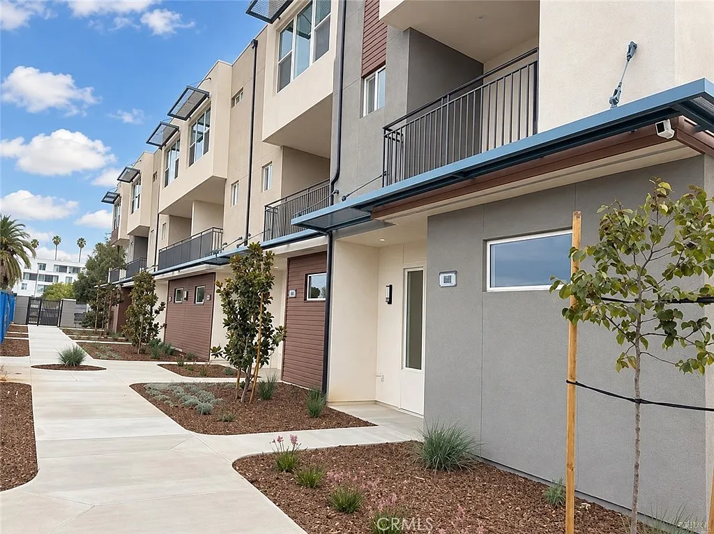 3 bed, 1634 sqft, $3,400 — Photo 2