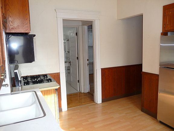 5th image of 2615 Fremont Ave S