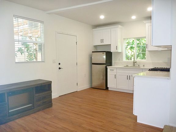 4th image of 1110 1/2 S Wooster St #1/2