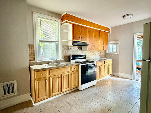 5th image of 27 N Edgewood St