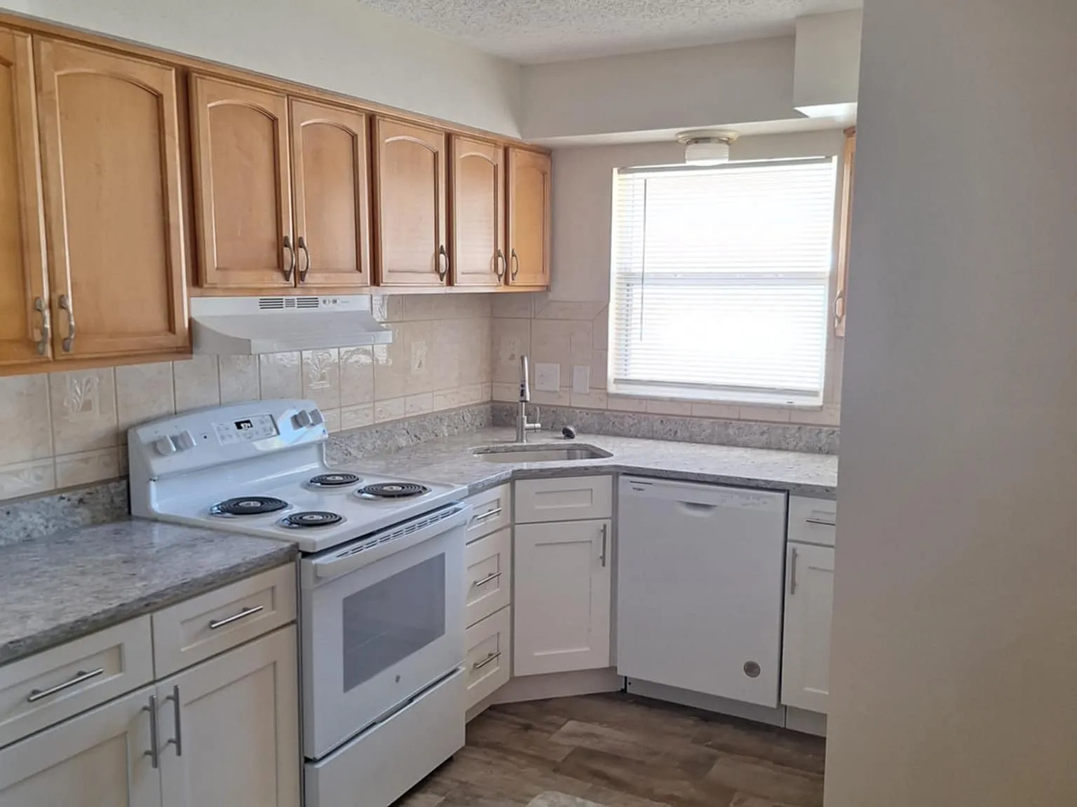 2 bed, 1.5 bath, 840 sqft, $2,300 — Photo 2