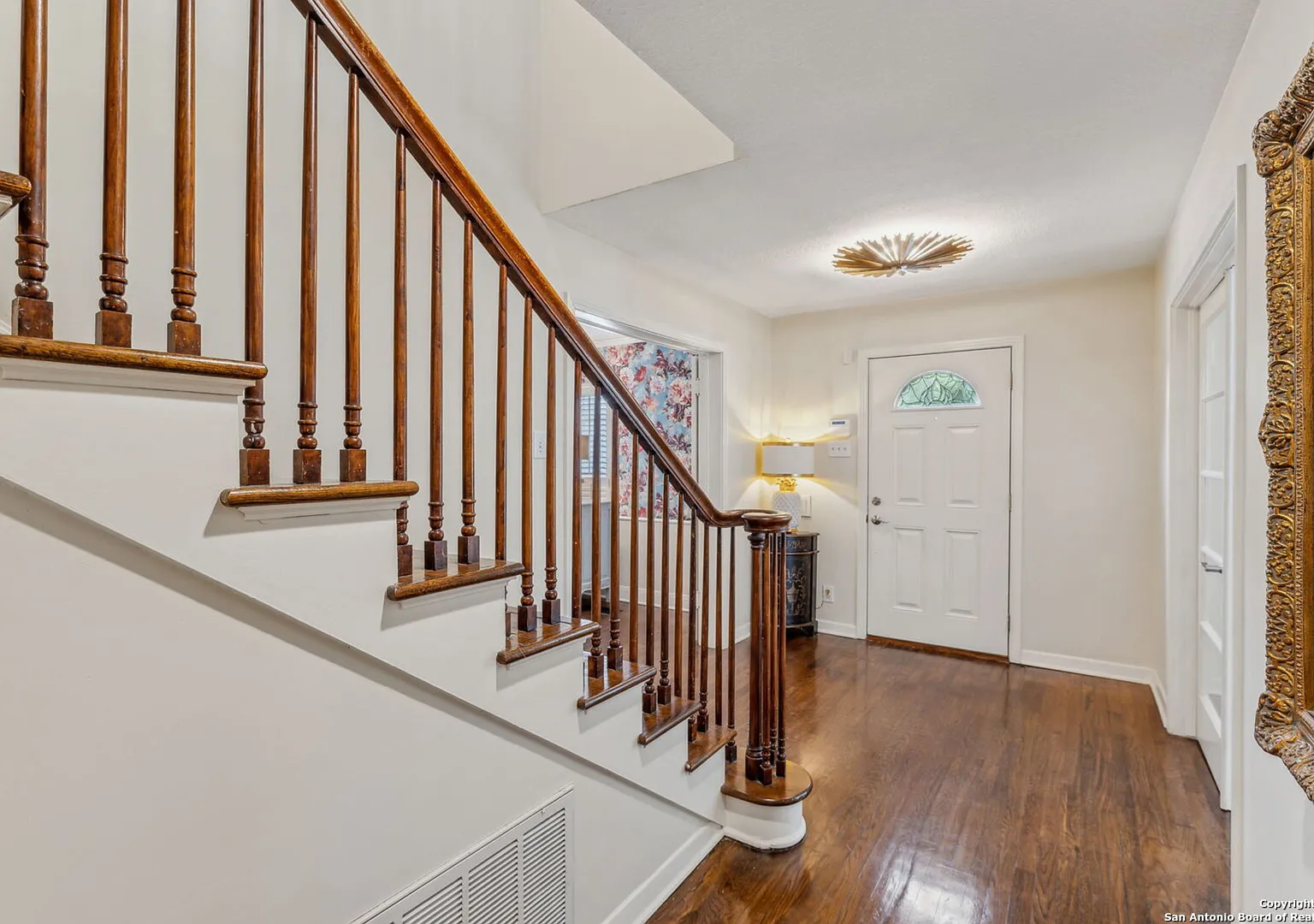 Beautiful 4-Bedroom Home In Terrell Hills — Photo 4