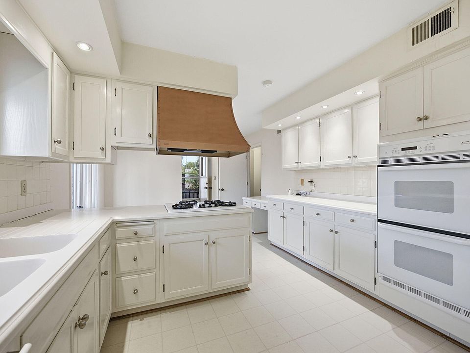 34th image of 2044 Manor Dr
