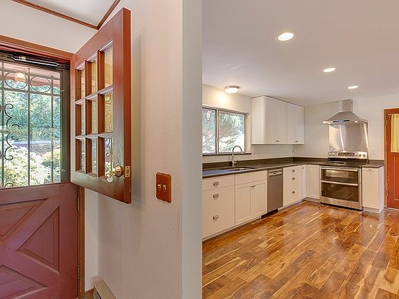 3rd image of 11866 Manzanita Ln NE