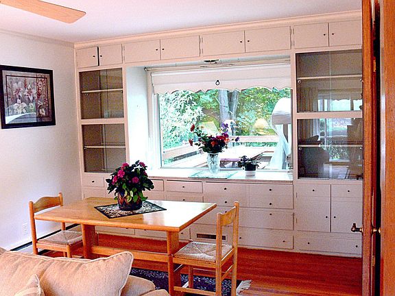 ABUNDANT DINING ROOM