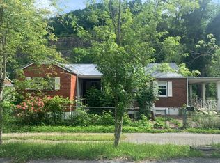 601 Tennis Ct, Holden, WV 25625