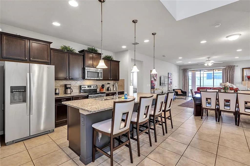 6 bed, 4.0 bath, 3142 sqft, $3,700 — Photo 3
