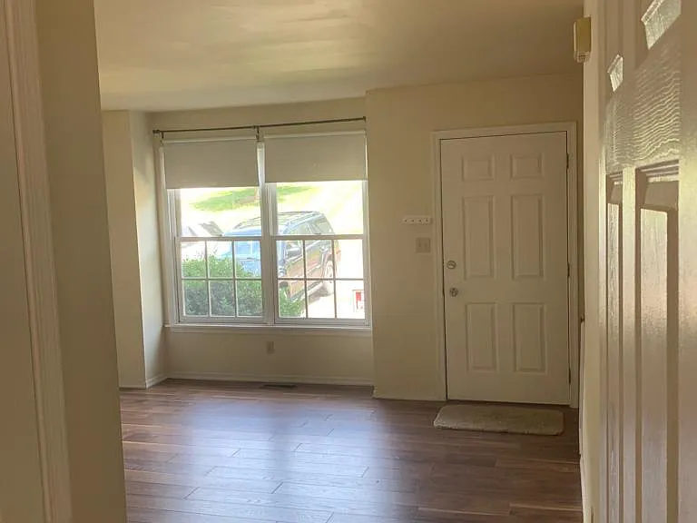 534 Becker St — Photo 9