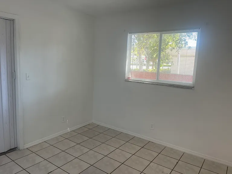506 SE 16th St #14 — Photo 5