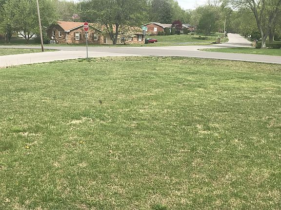 3rd image of 206 W Meadow Dr