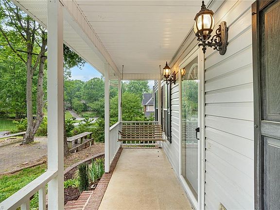 3rd image of 1725 Abbottsford Dr