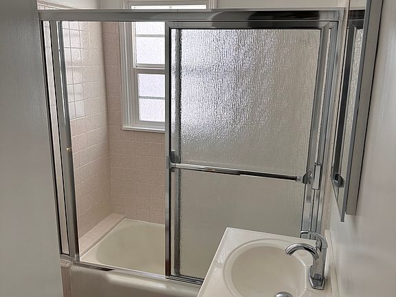 5th image of 14916 Moorpark St #4