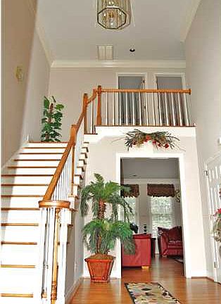 ENTRY FOYER WITH AMPLE ROOM FOR GREETING YOUR GUEST
