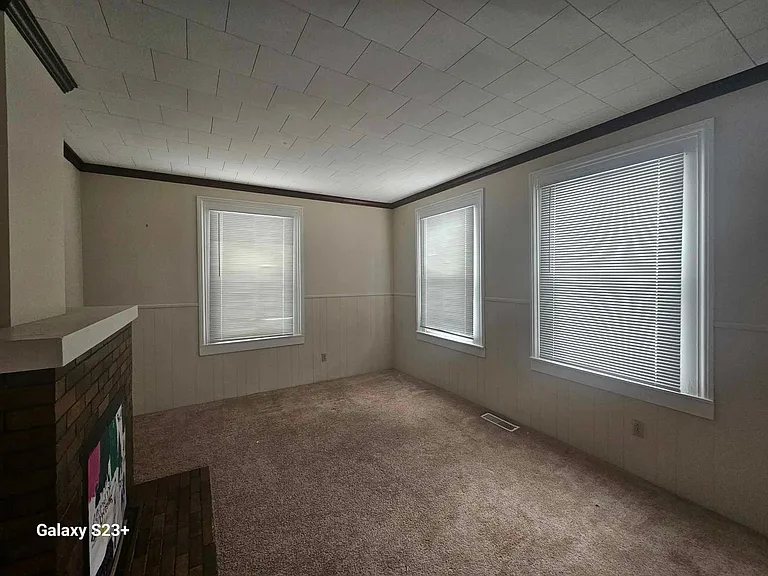 547 E Main St — Photo 6