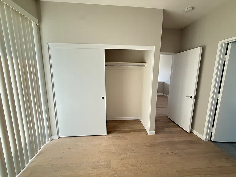 Guest Bedroom: Closet