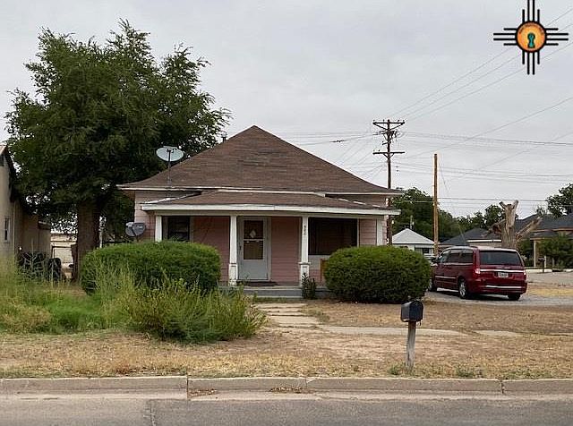 1st image of 902 W Grand Ave