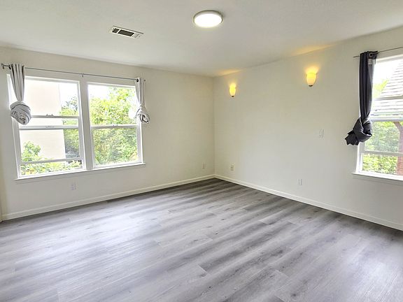 3rd image of 524 Oakland Ave