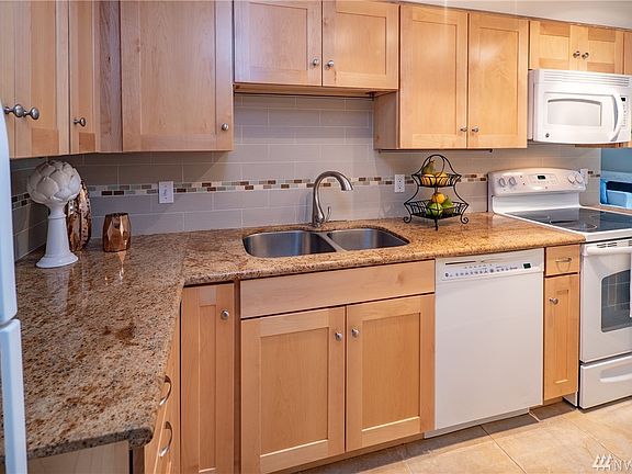 3rd image of 13730 15th Ave NE #104G