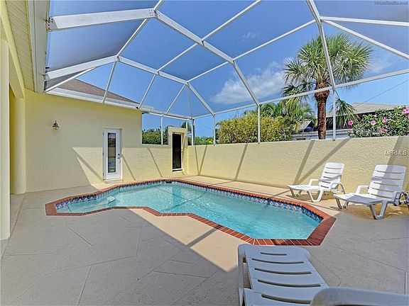 3rd image of 824 Rotonda Cir