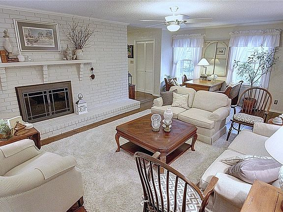 5th image of 1027 E Oaks Manor Dr
