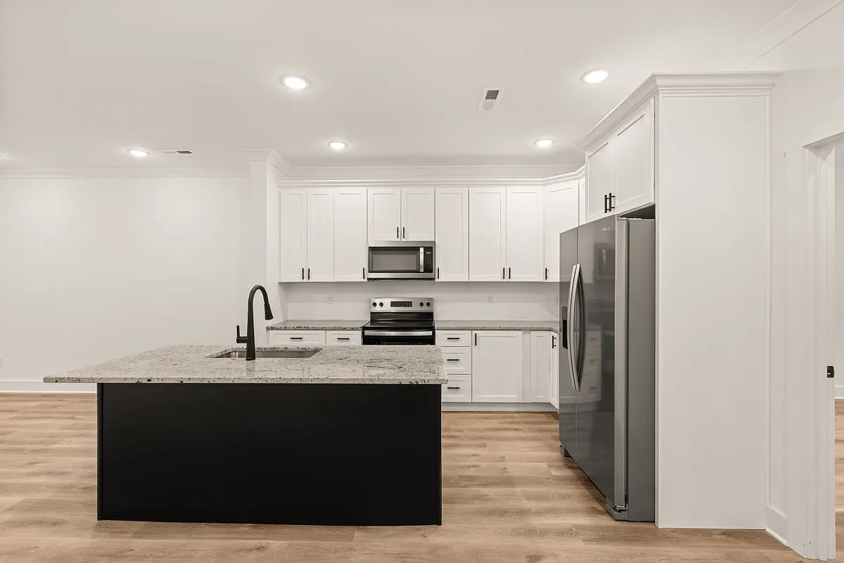 3 bed, 2.0 bath, 1450 sqft, $2,000 — Photo 3