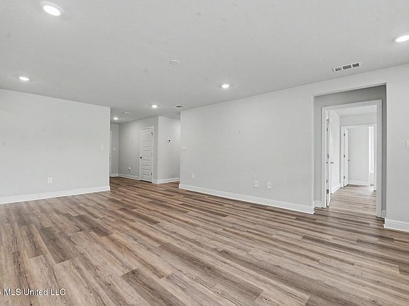 5th image of 107 Mill Ct
