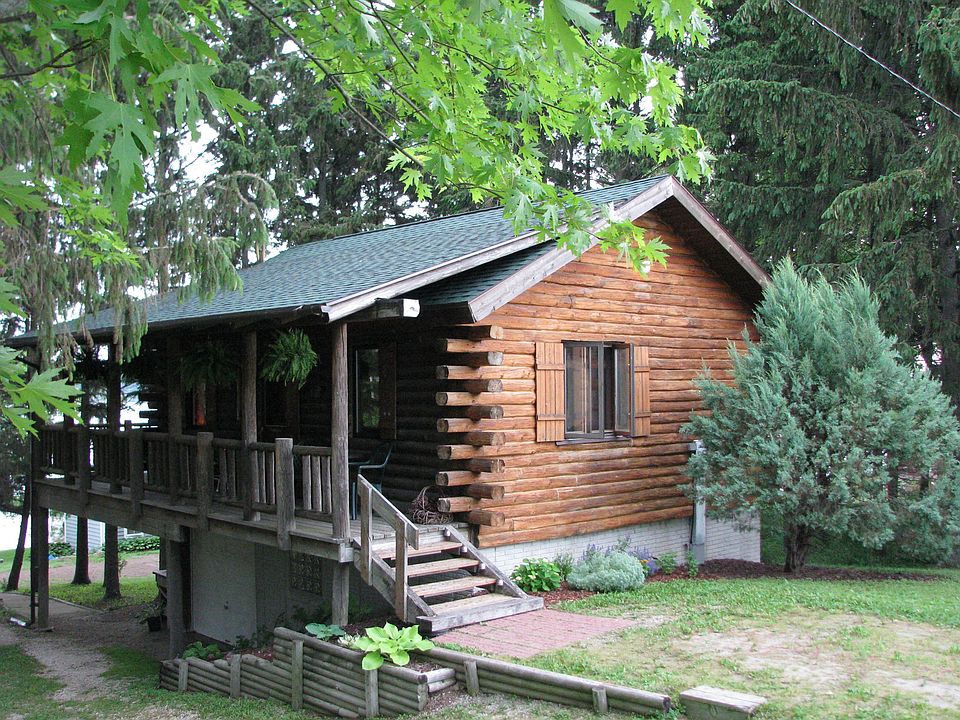 Log home in the trees and on the lake