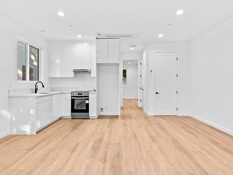 6844 Cedros Ave — Photo 3