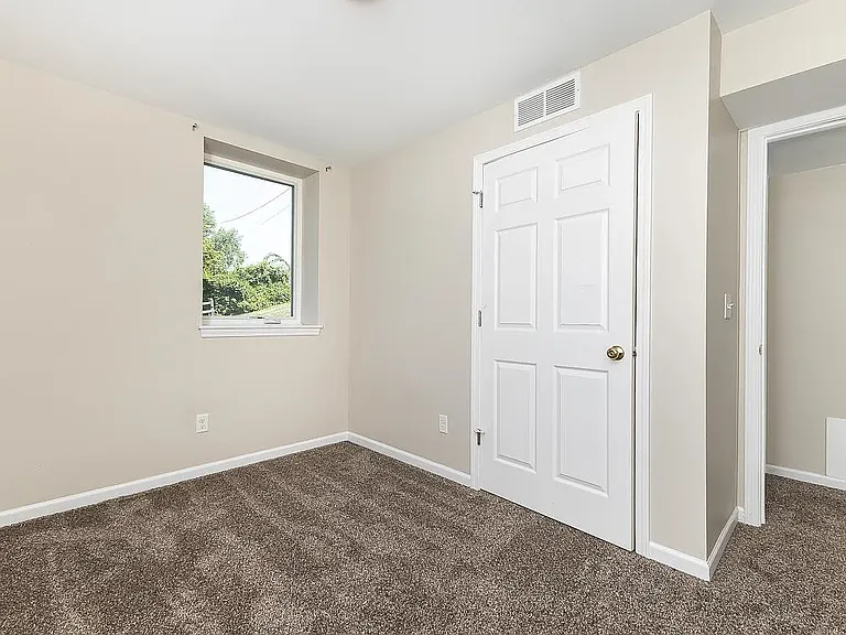 1043 Edina St — Photo 34