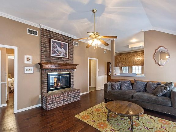 4th image of 3200 Hollycreek