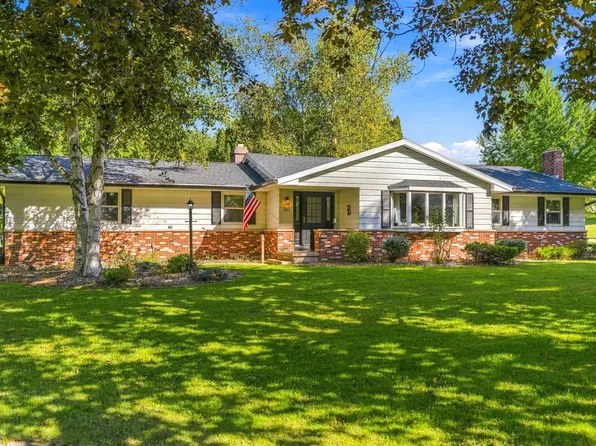 206 Lakeside Dr, Clintonville, WI 54929