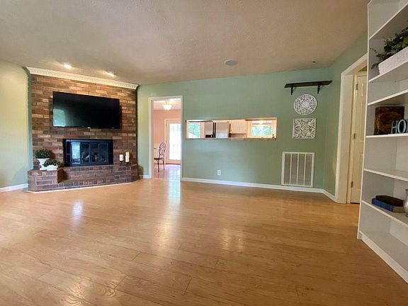 4th image of 102 Hillwood Ct