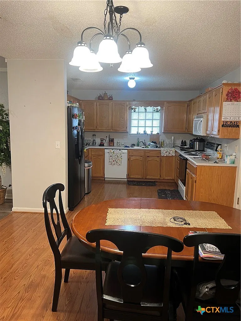 3 bed, 2.0 bath, 1490 sqft, $1,695 — Photo 3