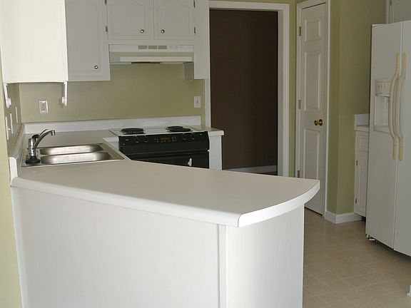 KITCHEN W/ BREAKFAST BAR