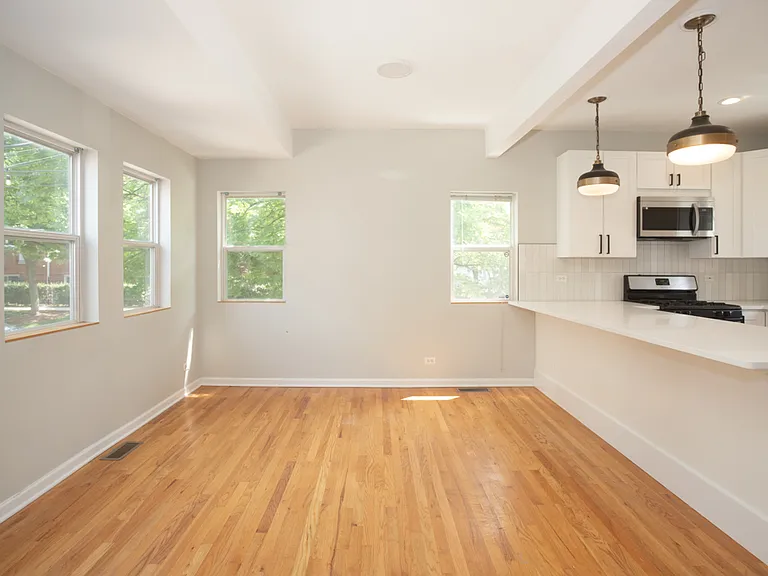 1901 W George St #COACH HOUSE — Photo 6