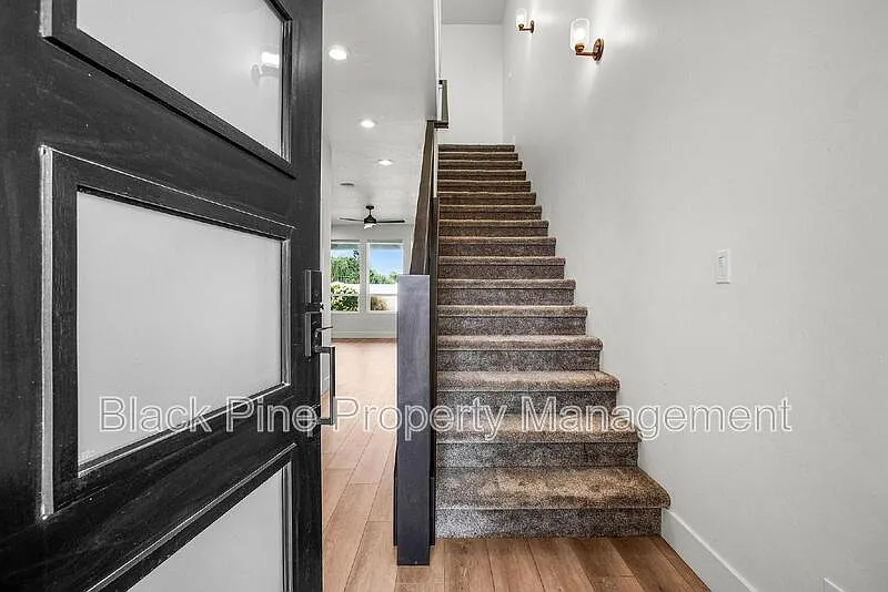 4 bed, 2.5 bath, 2138 sqft, $2,550 — Photo 3