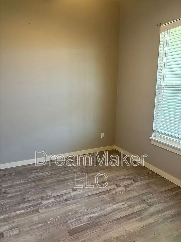 5 bed, 2.0 bath, 1987 sqft, $2,250 — Photo 4