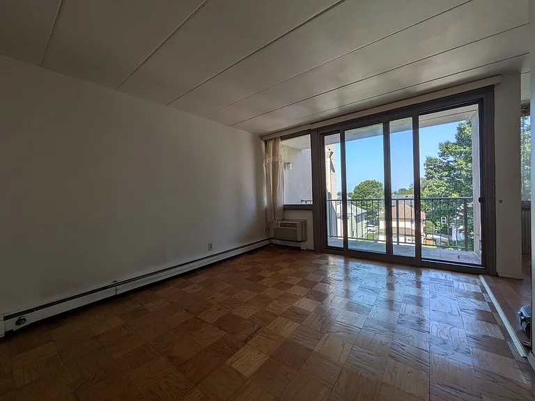 515 Anderson Ave — Photo 2