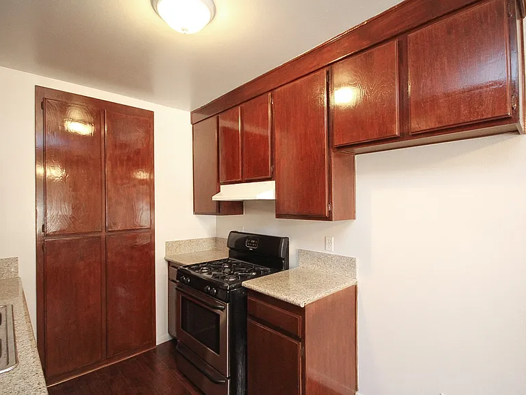 3010 Montrose Ave #28 — Photo 10