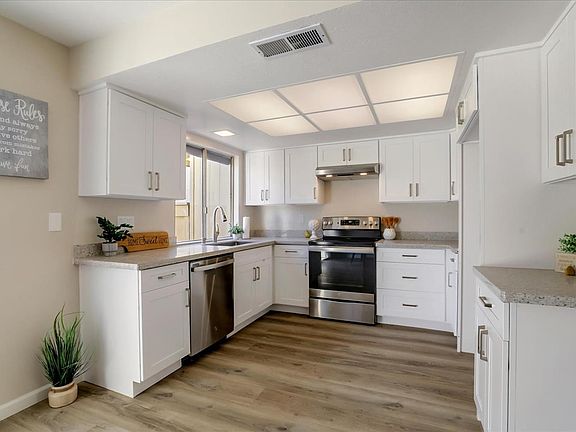 3rd image of 1029 Forest Knoll Dr