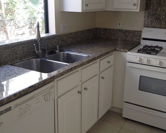 3rd image of 811 11th St APT 5
