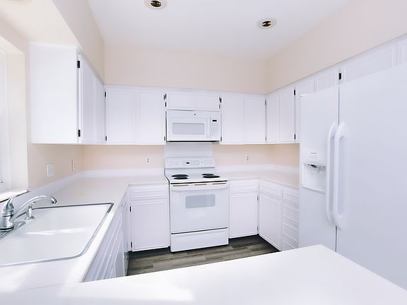 2nd image of 8952 Savannah Park